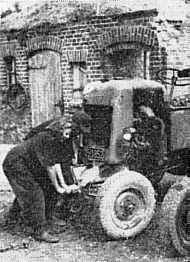 Ankurbeln eines Traktors 1949 (nicht in Cunnersdorf)