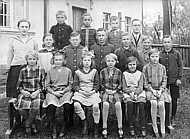 1930: Jahrgänge 1917-20 mit Lehrer Schäfer