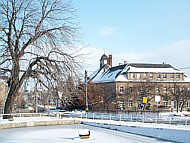 Schenkteich - im Hintergrund die ehemalige Schule